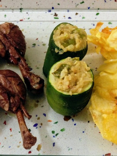 Una foto de Traseros de pollo en crema de moscatel, patatas fritas y calabacín relleno