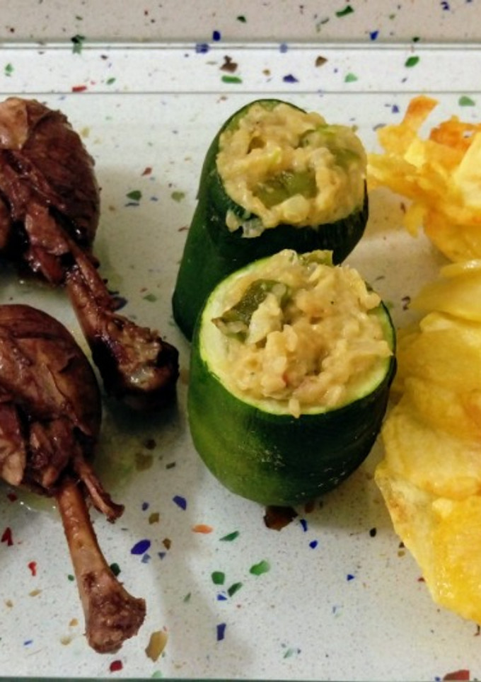 Una foto de Traseros de pollo en crema de moscatel, patatas fritas y calabacín relleno