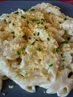 Una foto de Pasta de macarrones al blanco y amarillo