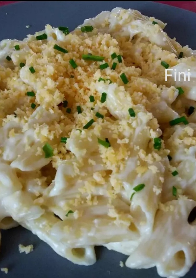 Una foto de Pasta de macarrones al blanco y amarillo