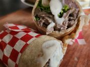 Una foto de shawarma de carne