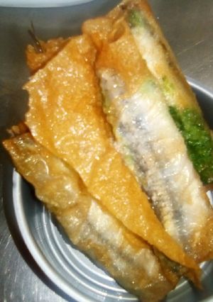 Una foto de Boquerón con espinacas y bechamel