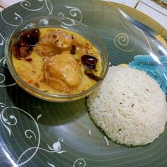 A picture of Dahi baray with white rice.