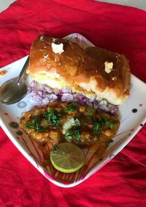 पावभाजी (pavbhaji recipe in marathi) रेसिपी चे मुख्य फोटो 