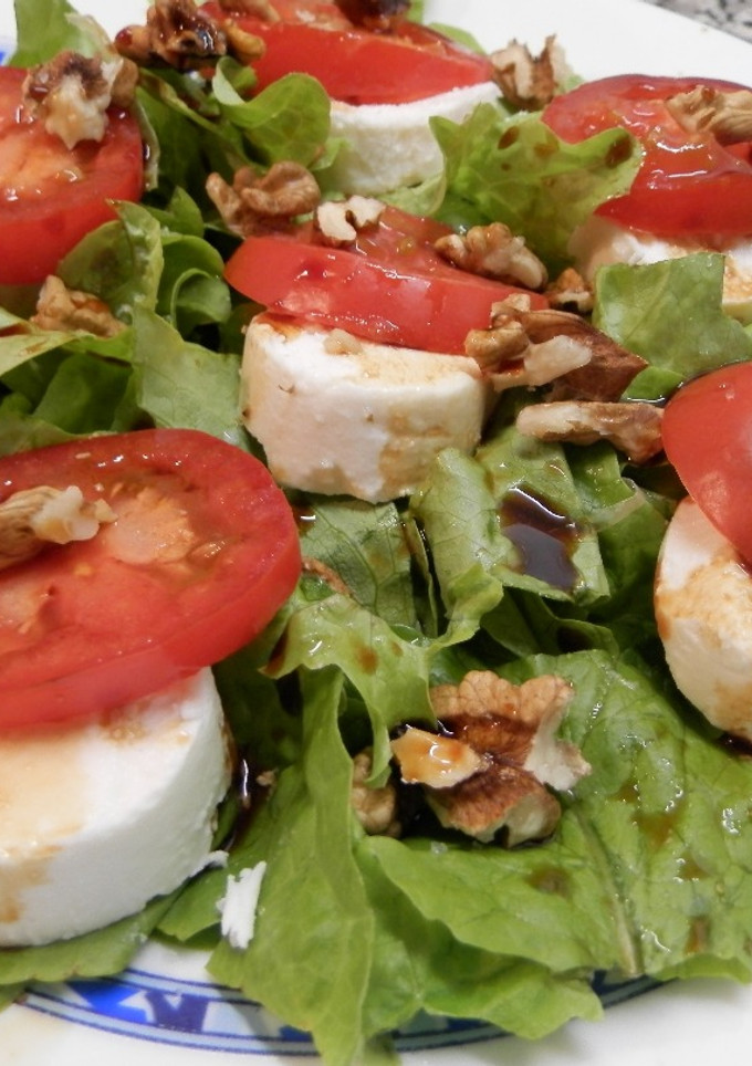 Una foto de Ensalada de queso de cabra