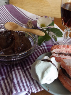 Una foto de Biscuits y merengues con crema de chocolates y toffe