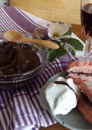 Una foto de Biscuits y merengues con crema de chocolates y toffe
