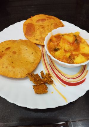 A picture of Aloo ki puri.