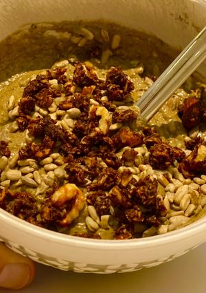 Una foto de Postre de cacao palta y semillas !