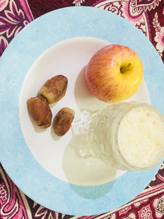 பேரிச்சை ஆப்பிள் மில்க் ஷேக் (Pereetchai apple milkshake recipe in tamil) செய்முறை முக்கிய புகைப்படம்