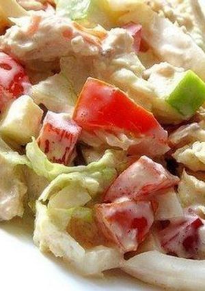 Фото Овощной салат с курицей и кальмарами.