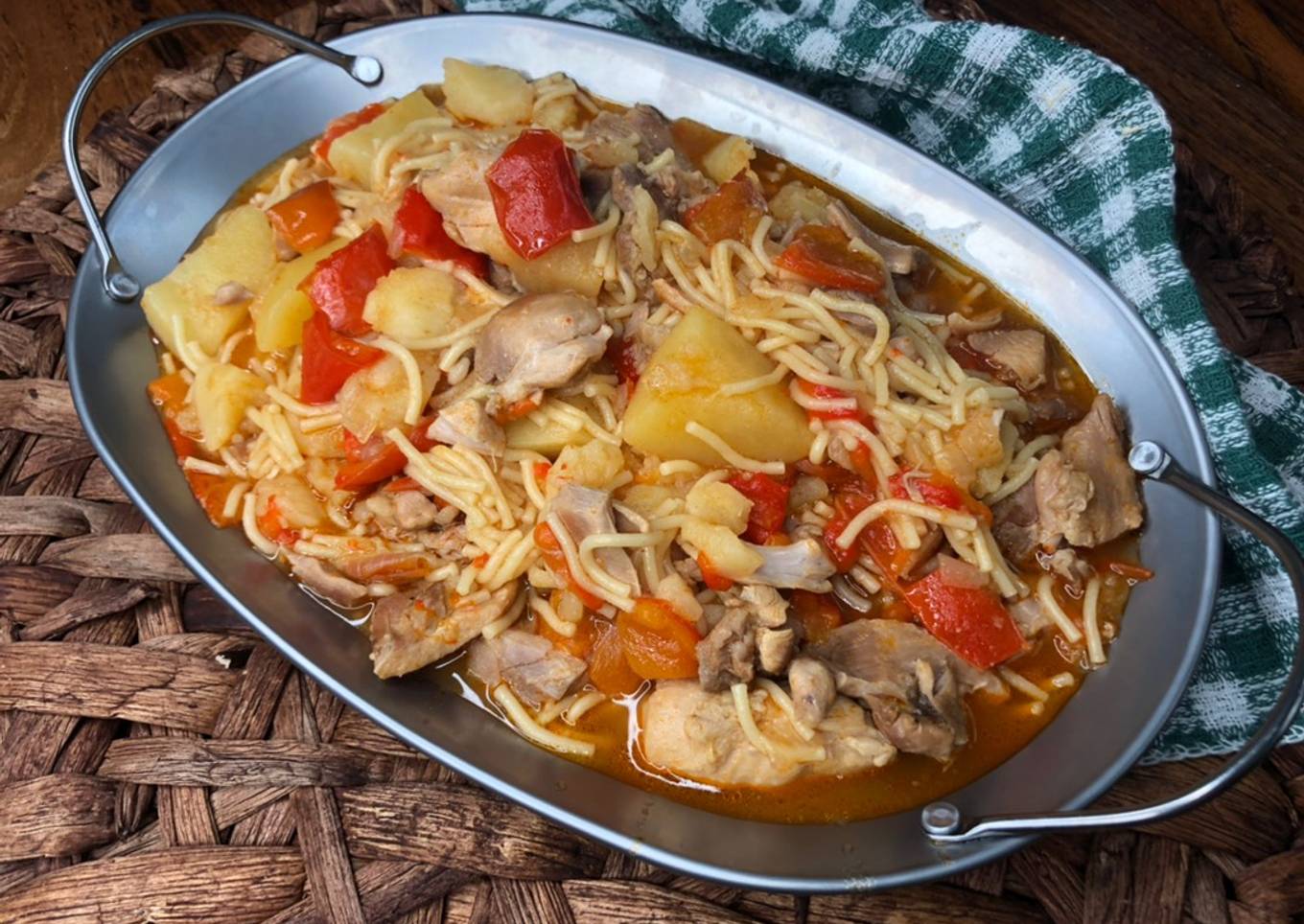 Fideuá melosa de pollo con pimientos