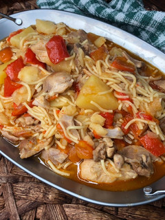 Una foto de Fideuá melosa de pollo con pimientos