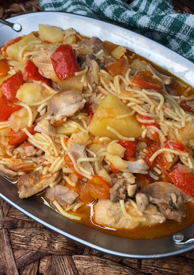 Una foto de Fideuá melosa de pollo con pimientos