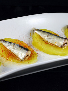 Una foto de Sardinillas en conserva, patata y pimentón