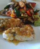 Filet de pescado con salsa de manteca dorada, ratatouille y crus