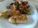 Filet de pescado con salsa de manteca dorada, ratatouille y crus