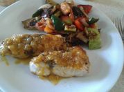 Una foto de filete de pescado en tomillo