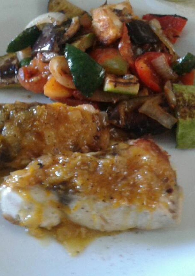 Una foto de Filet de pescado con salsa de manteca dorada, ratatouille y crus