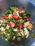 Ensalada de lechuga con frutas y queso cottage