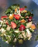 Ensalada de lechuga con frutas y queso cottage