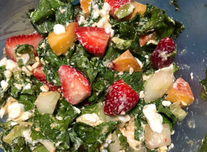 Una foto de Ensalada de lechuga con frutas y queso cottage