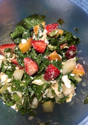 Una foto de Ensalada de lechuga con frutas y queso cottage