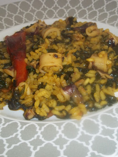 Una foto de Arroz meloso de calamares y espinacas