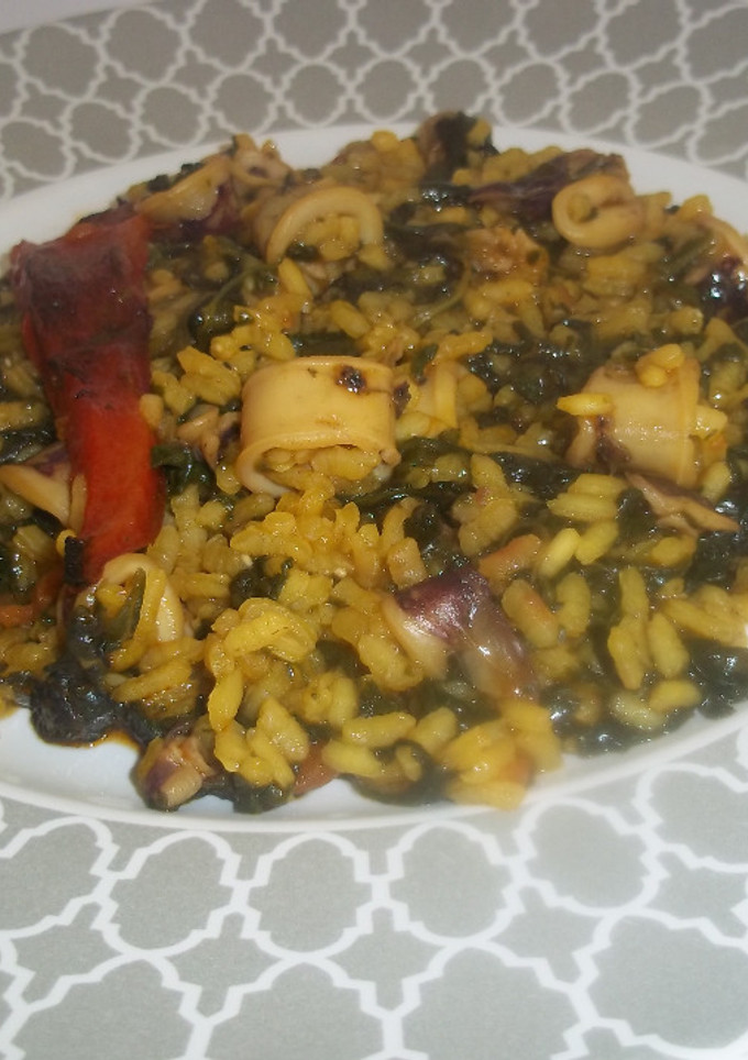 Una foto de Arroz meloso de calamares y espinacas