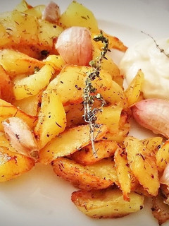 Una foto de Patatas cantoneras con ajos fritos al aroma de tomillo