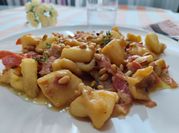 Una foto de chocos encebollado