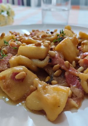 Una foto de Sepia encebollada con bacon