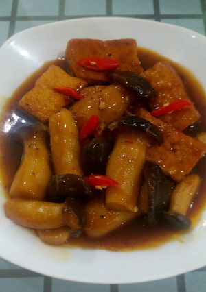Hình của món Đậu phụ nấm đùi gà kho tiêu.