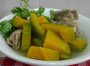 Hình của món Canh bí đỏ hầm xương.