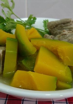 Hình của món Canh bí đỏ hầm xương.