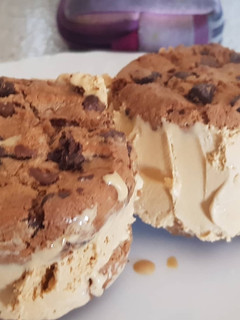 Una foto de Cookies con helado rápidas