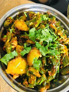 ભીંડા બટાકા નું શાક (Bhinda Bataka Shak Recipe In Gujarati) રેસીપી મુખ્ય ફોટો
