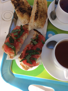 Una foto de Pan con tomate 🍅