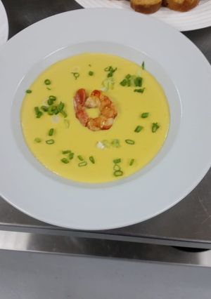 Una foto de Crema de maíz con cámarones