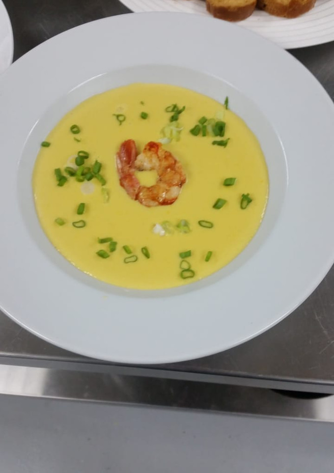 Una foto de Crema de maíz con cámarones