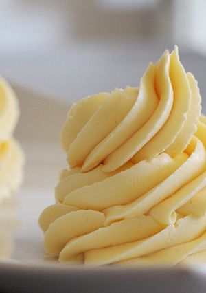 عکسی از دستور طرز تهیه خامه فرم بشکل سریع بدون نیاز به خامه، عالی برای تزیین کیک و کاپ کیک