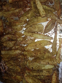 Una foto de Patatas rústicas con salsa de queso