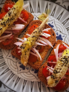 Una foto de Pincho de caballa con tomate fresco