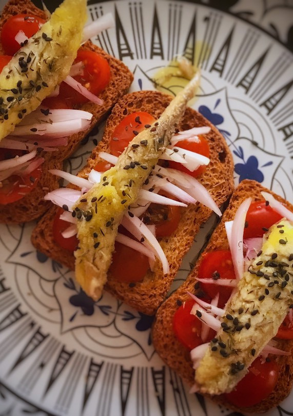 Una foto de Pincho de caballa con tomate fresco