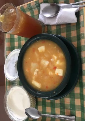 Una foto de Mote de Ñame y agua de panela