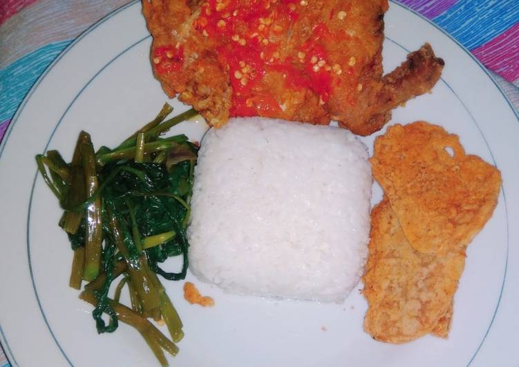 Ayam geprek, tumis kangkung dan kripik tempe