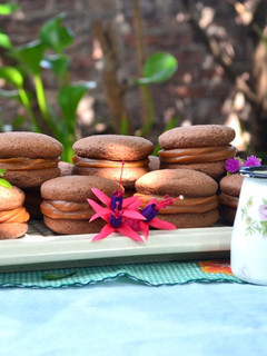 Una foto de Alfajores de chocolate rellenos con dulce de leche y Nutella😜