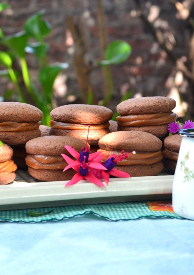 Una foto de Alfajores de chocolate rellenos con dulce de leche y Nutella😜