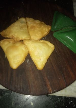 मीठी गुजिया (meethi gujiya recipe in Hindi) रेसिपी मुख्य फोटो