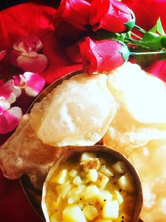 লুচি সাদা আলুর তরকারি (luchi saada alor torkari recipe in Bengali) রেসিপির প্রধান ছবি